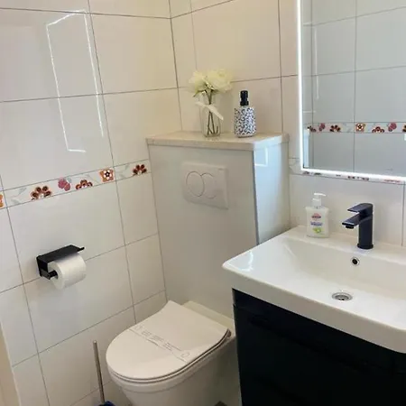 Apartment Modern In With Three Bedrooms And Balcony - Ta Leut Agency